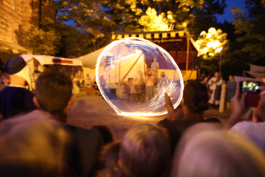 beeindruckende Feuershow am Abend