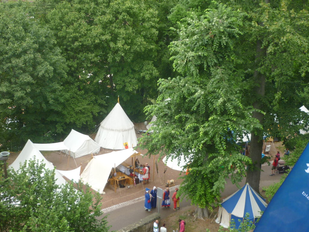 Ritterlager vor dem Schlosstor