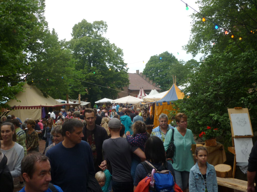 buntes Treiben auf dem Schlosshof