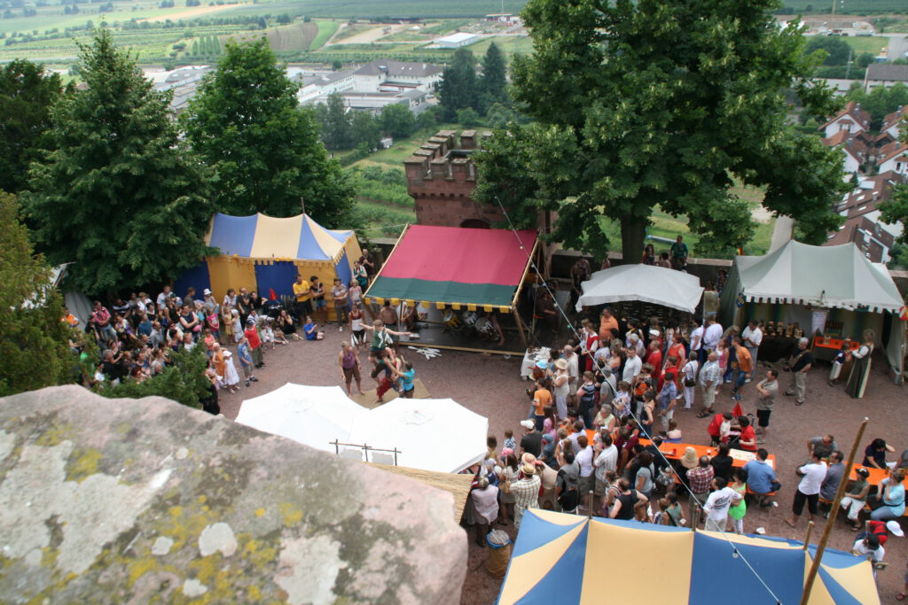 Marktstände und Bewirtung, Vorführung und Live-Musik